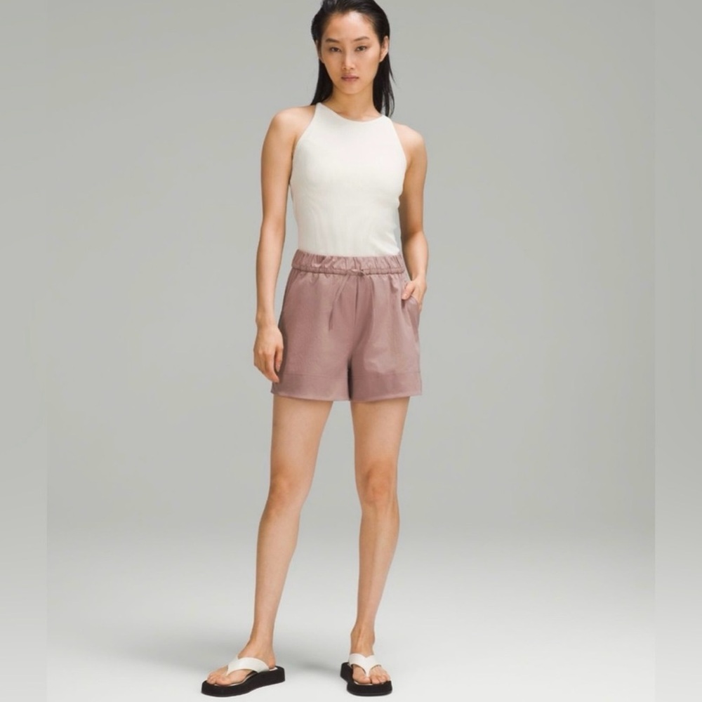 Lululemon Cinchable Waist High-Rise Woven
Short 3.5"
